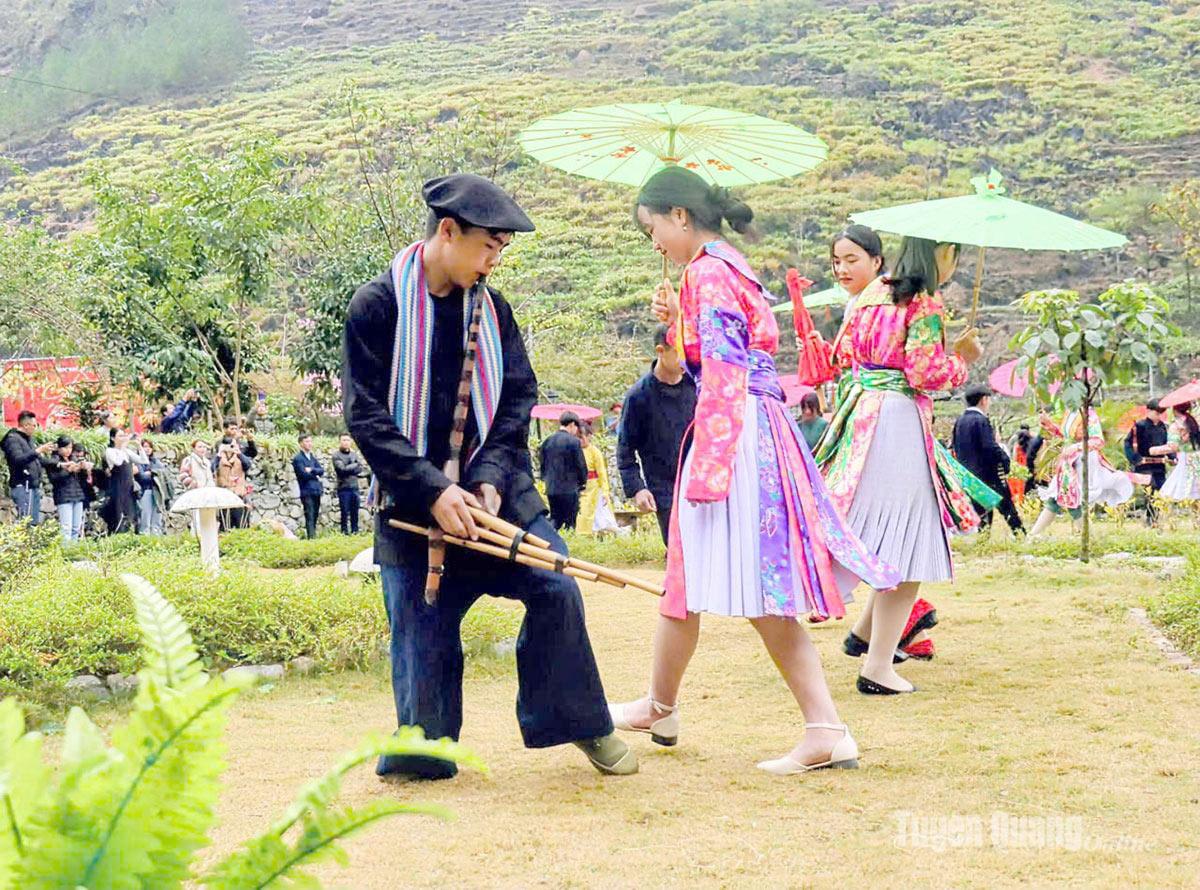 Hòa nhịp khèn với điệu múa truyền thống của các chàng trai, cô gái người Mông tại chợ tình Khâu Vai.