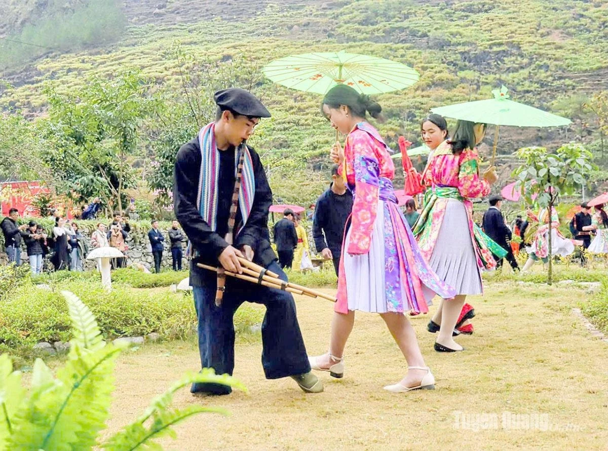 Young Mong men and women perform traditional dances to the sound of khen music at the Khau Vai Love Market.