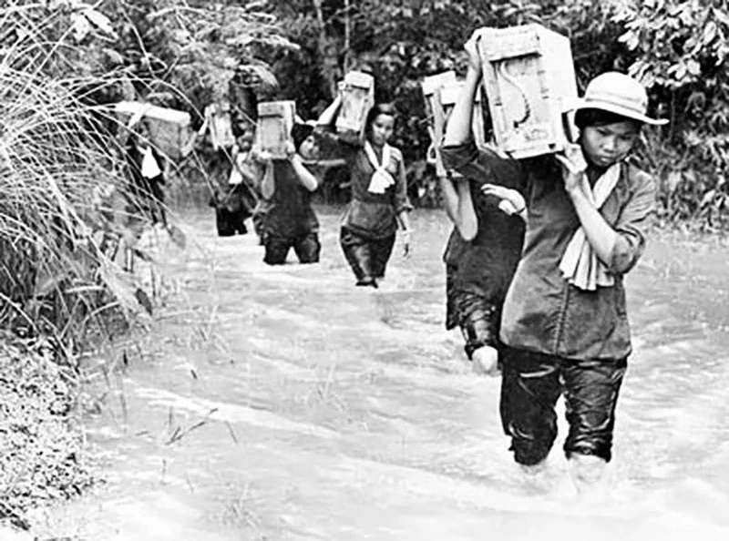  Khát vọng hòa bình đã thúc giục cả dân tộc ta “xẻ dọc Trường Sơn đi cứu nước”. Trong ảnh: TNXP vận chuyển 
vũ khí, đạn dược trong cuộc kháng chiến chống Mỹ cứu nước.   
