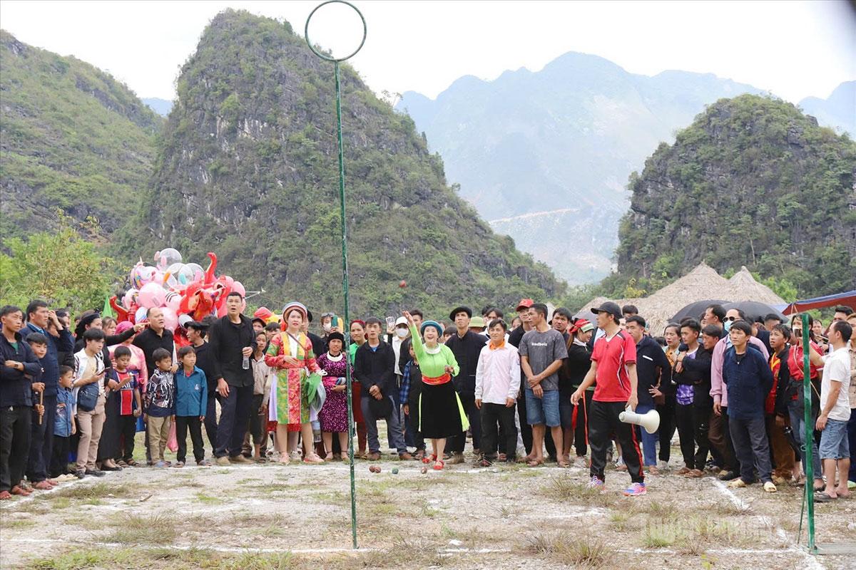 Trò chơi tung còn nét sinh hoạt văn hóa dân gian độc đáo trong lễ hội chợ tình Khâu Vai.