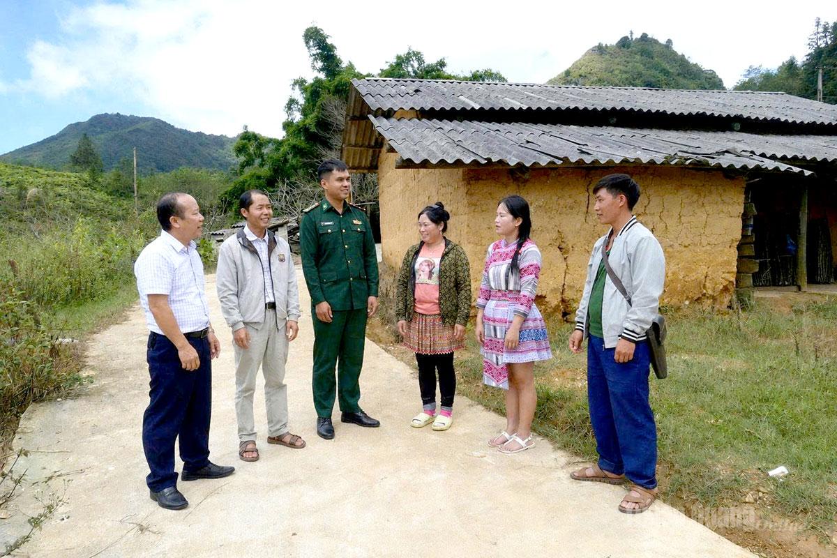 Đồng chí Phó Bí thư Thường trực Đảng ủy xã Xín Mần, Giàng Xuân Hồ (ngoài cùng bên trái) cùng đảng viên biên phòng phụ trách thôn và Ban Chi ủy thôn Hậu Cấu 1 nắm tình hình thực tế tại địa phương.

