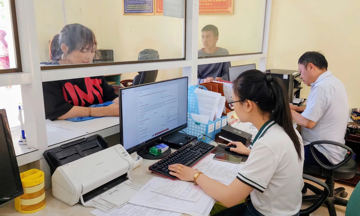 Cán bộ xã Nghĩa Thuận giải quyết TTHC cho người dân.