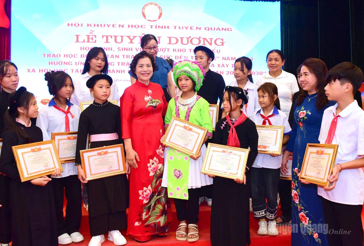 Đồng chí Chủ tịch Hội khuyến học tỉnh Tuyên Quang Vũ Thị Bích Việt trao Giấy khen cho học sinh vượt khó tiêu biểu trên địa bàn tỉnh.