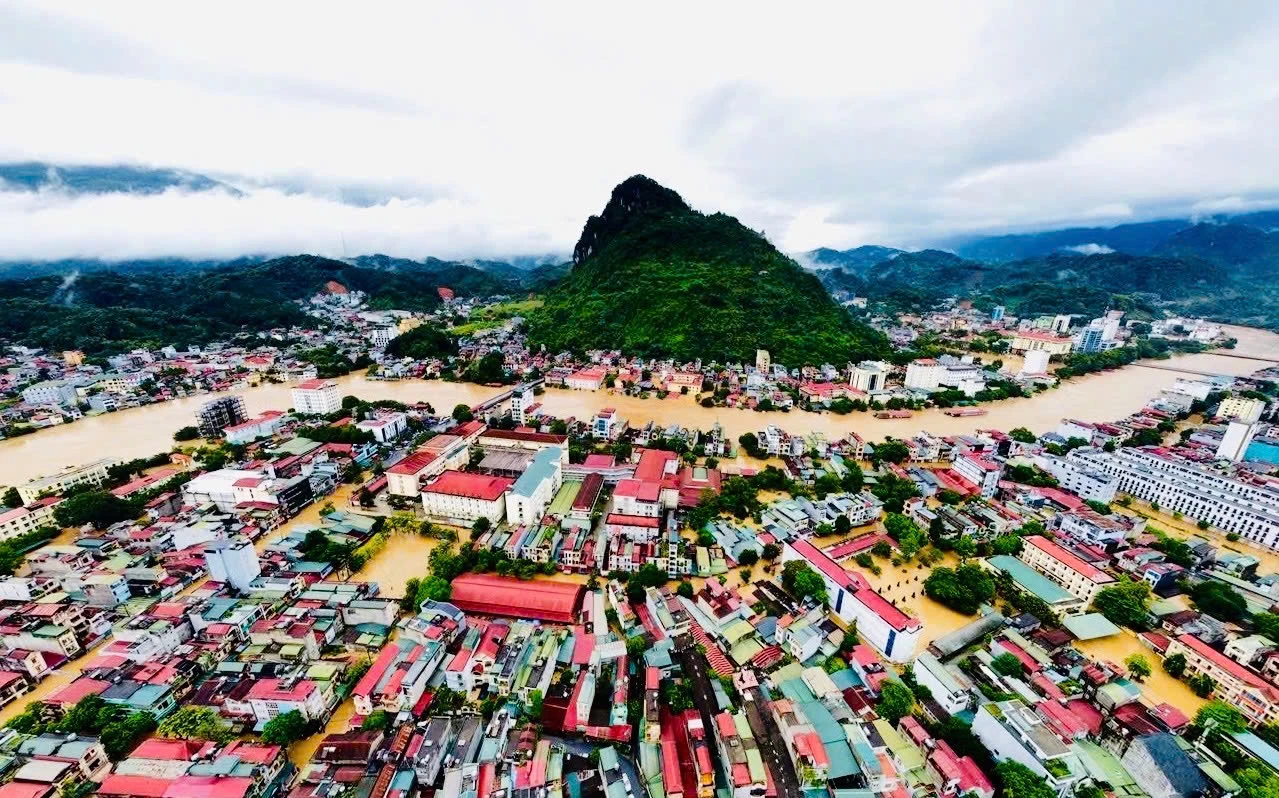 Thế nhưng, vài năm trở lại đây, dòng sông hiền hòa ấy đang ngày càng trở nên dữ dội. Mỗi mùa mưa đến, nước sông Lô lại dâng cao bất thường. Dòng nước đục ngầu cuồn cuộn chảy, mang theo đất đá, cây cối từ thượng nguồn đổ về.