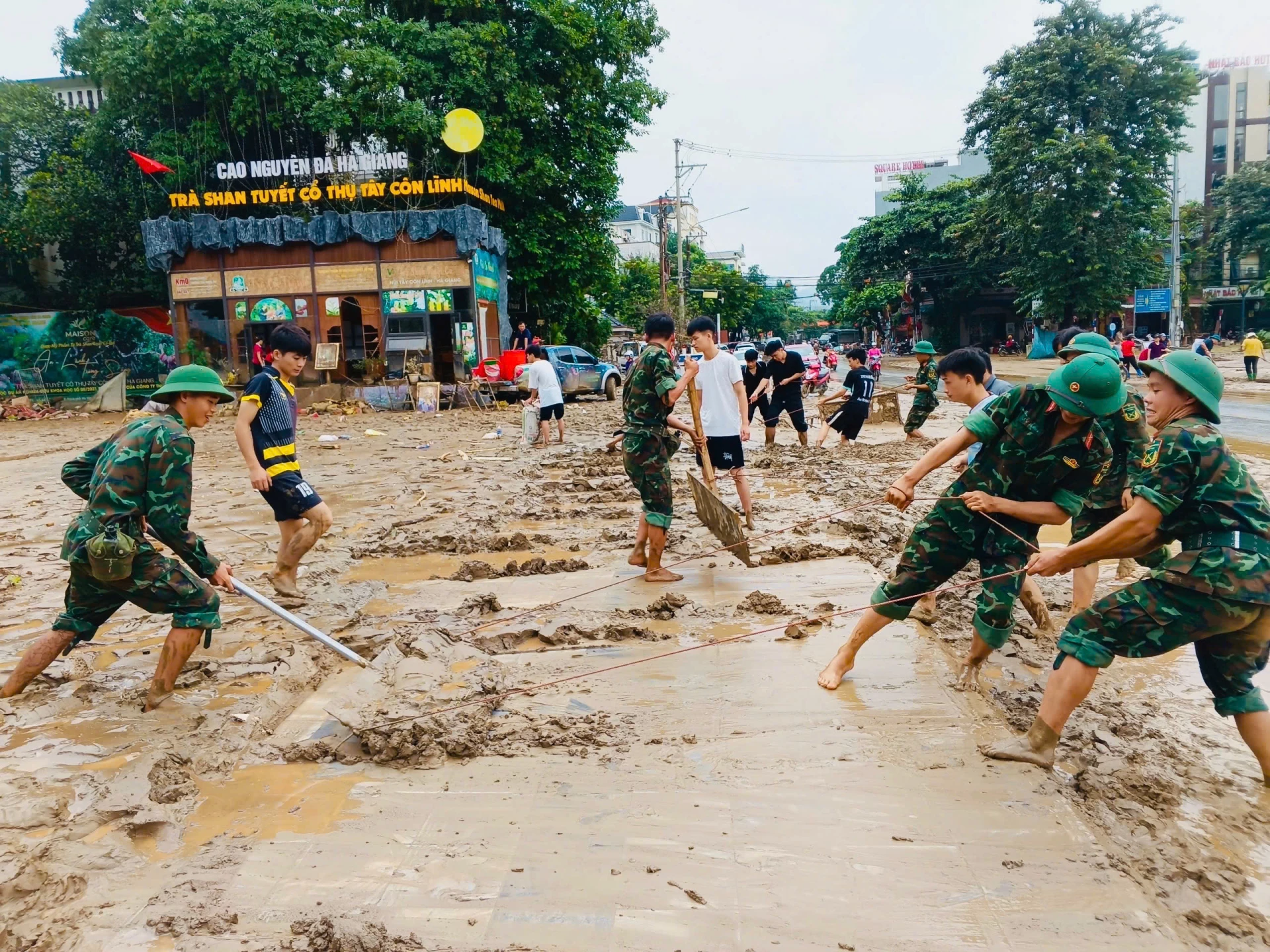 Thiên tai hiện nay không còn đơn thuần là hiện tượng tự nhiên, mà là kết quả của sự cộng hưởng giữa biến đổi khí hậu và cách con người ứng xử với môi trường. Hậu quả sau mỗi trận lũ, bùn đất phủ kín nhà cửa, ruộng vườn; người dân cùng các lực lượng lại tất bật dọn dẹp, sửa sang, gây dựng lại cuộc sống từ đầu.