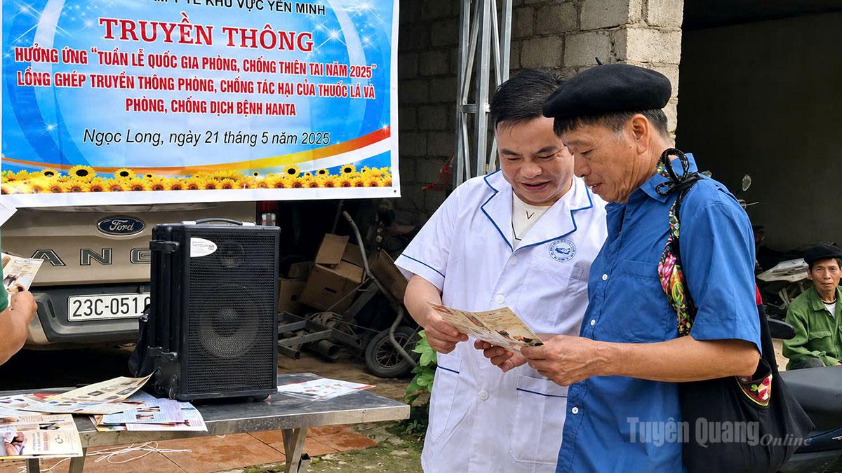 Cán bộ Trung tâm Y tế khu vực Yên Minh tuyên truyền phòng chống tác hại của thuốc lá.
