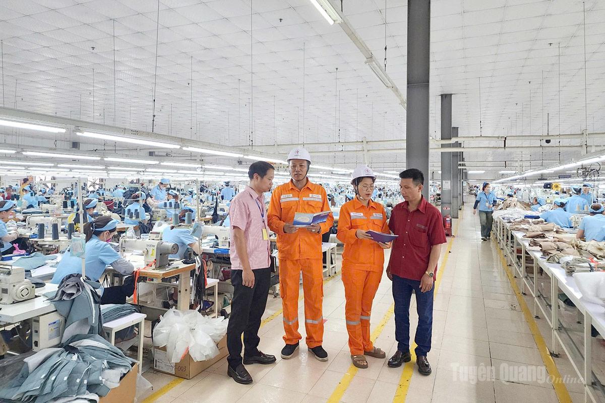Điện lực Tuyên Quang tăng cường tuyên truyền người dân, doanh nghiệp thực hiện tiết kiệm điện.
