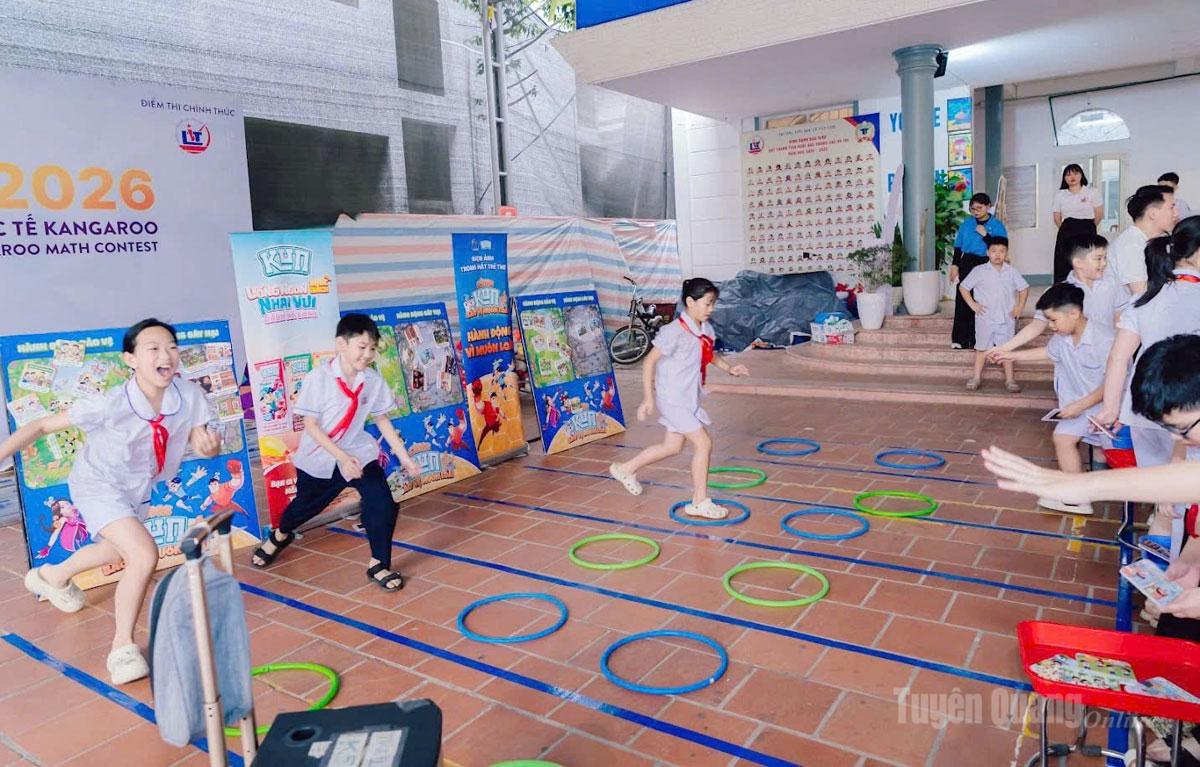 Các em thiếu nhi của trường Tiểu học Lê Văn Tám tham gia hoạt động trải nghiệm.