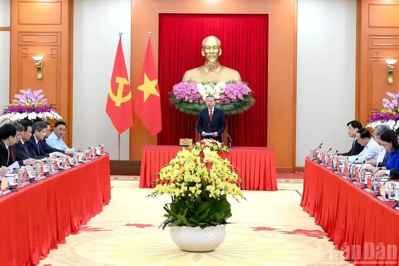 Party General Secretary and State President To Lam addresses the working session with the Central Theoretical Council.