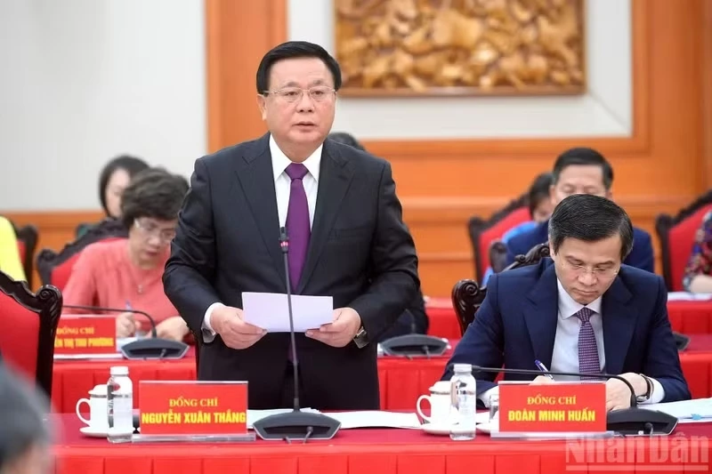 Nguyen Xuan Thang, Chairman of the Central Theoretical Council, presents a report at the working session.