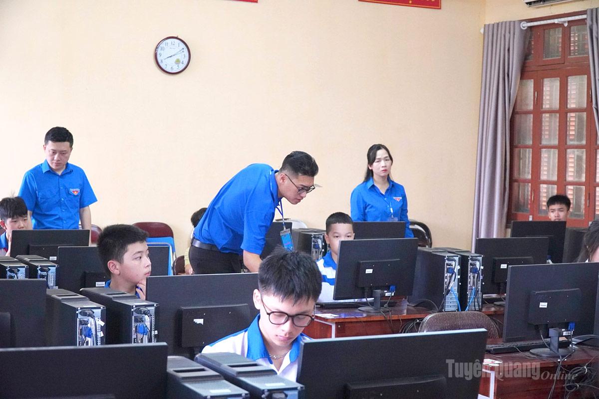 Lãnh đạo, cán bộ Tỉnh đoàn kiểm tra, hướng dẫn các thí sinh đăng nhập hệ thống thi.