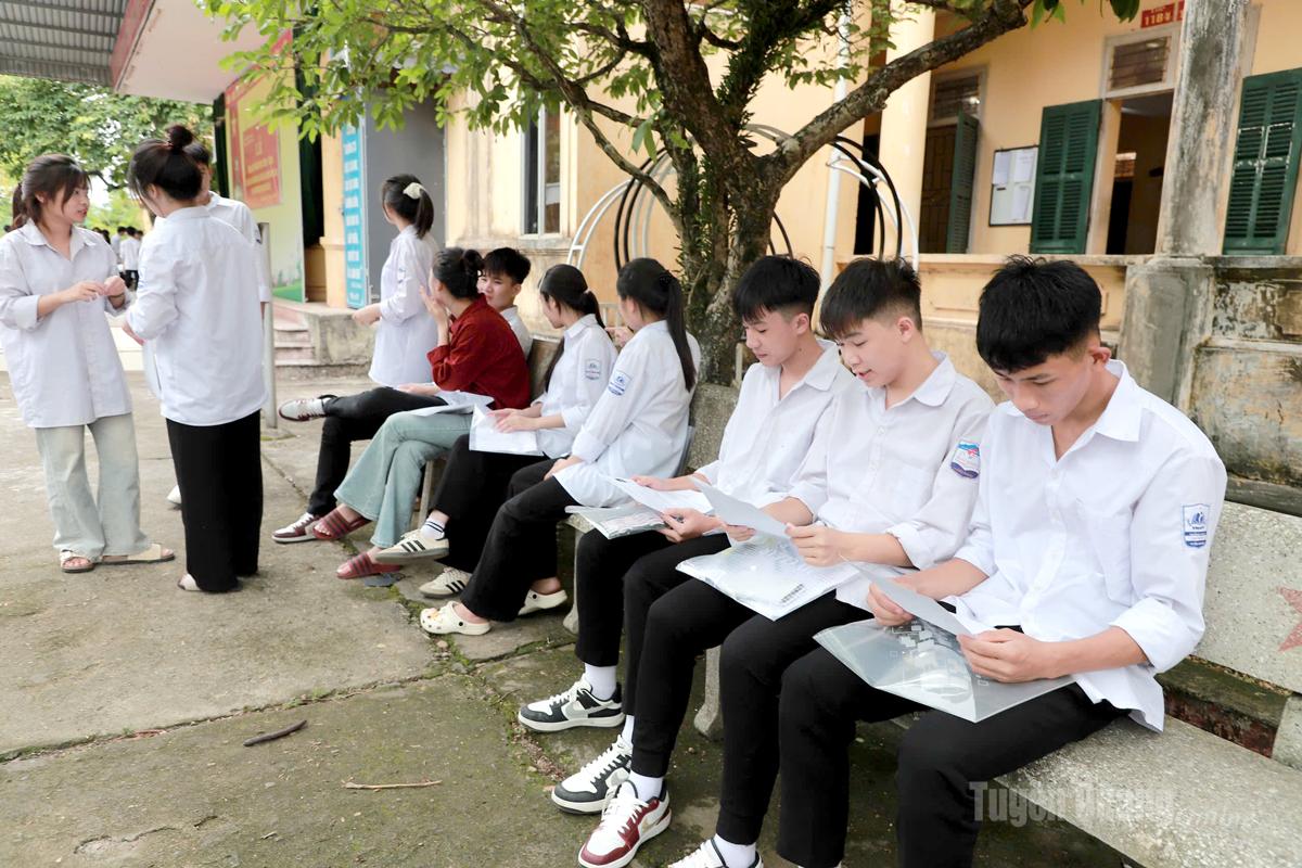 Thí sinh điểm thi trường THPT Kim Xuyên kiểm tra lại các giấy tờ cá nhân trước khi vào phòng thi. Ảnh: Phi Anh