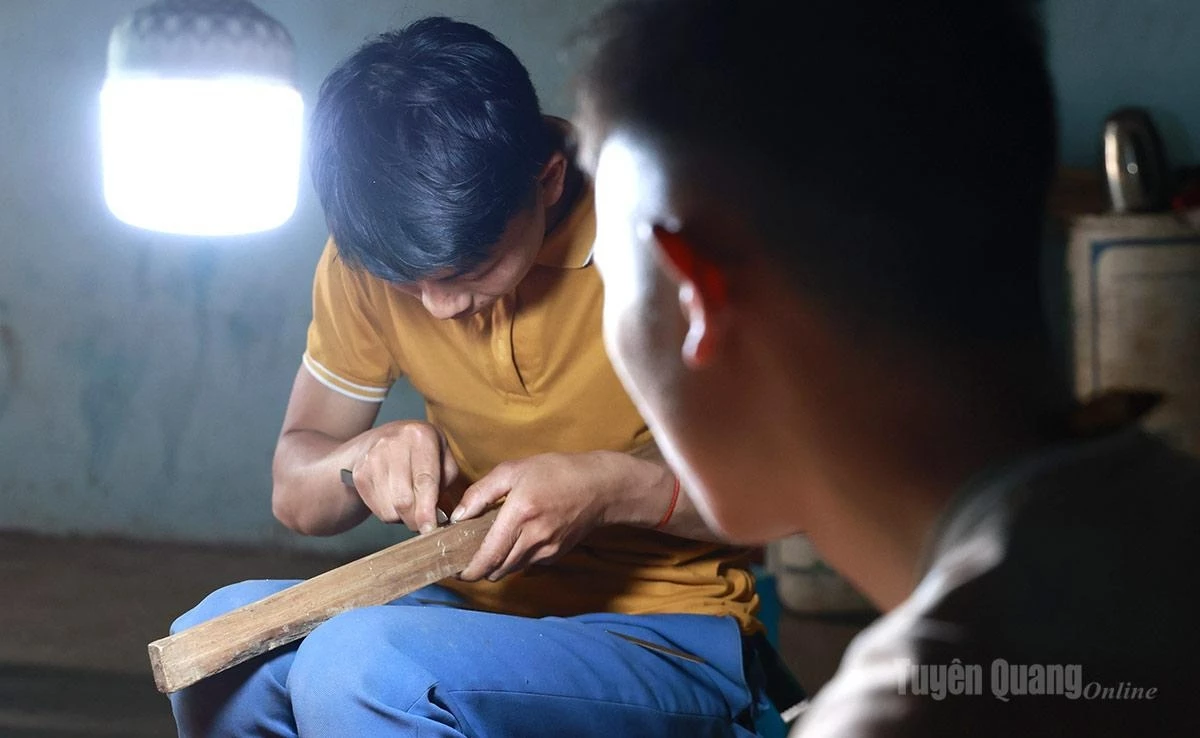 With timely support policies from local authorities, the Hmong flute-making craft in Lung Phin is gaining renewed momentum for preservation and development. Efforts to pass on skills to younger generations, build a recognizable brand, promote products, and connect the craft with community-based tourism are opening new pathways for the village. These initiatives also help ensure that the sound of the Hmong flute continues to echo across the mountains, serving as a bridge that preserves cultural identity amid modern life.