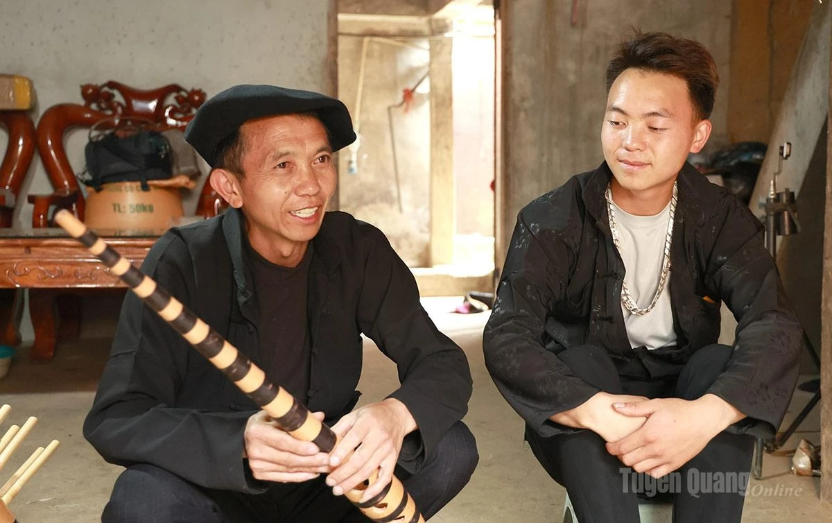 Giang No Gia (left) and his son, Giang Mi No, are among the craftsmen making Hmong flutes in the village. Having practiced the craft since his youth, Gia passed down the flute-making techniques to his son. Together, they have spent the past 23 years steadfastly keeping the tradition alive.