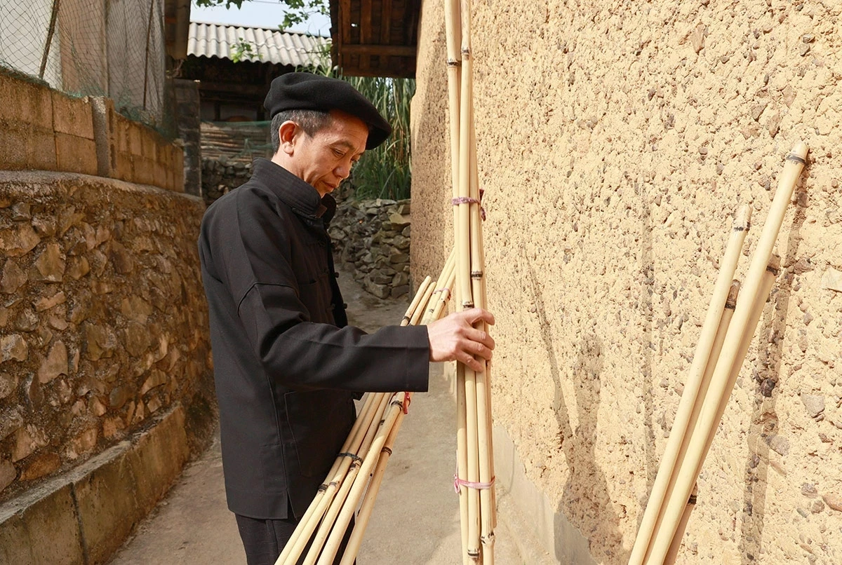 After being harvested, the bamboo is dried before holes are drilled and the pipes are assembled with the flute chamber. In addition to bamboo, Hmong flutes can also be made from other materials such as stone pine and wild peach wood.