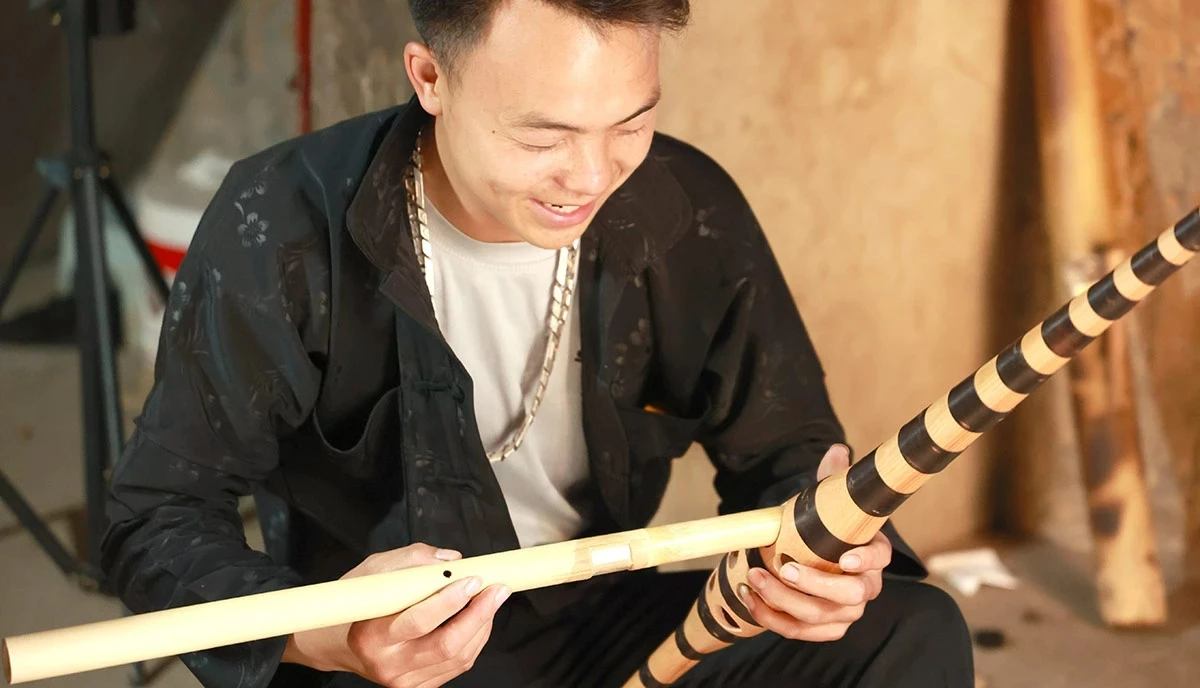 Once the brass reeds are attached, the bamboo pipes are inserted into the flute chamber and carefully adjusted to achieve tonal harmony. The position of each pipe directly affects the instrument’s resonance, pitch, and overall sound quality.
