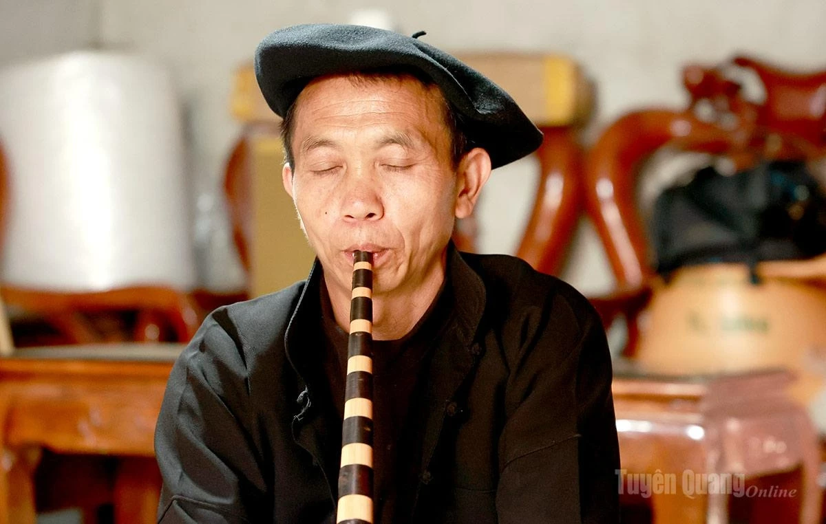 Throughout the production process, artisans repeatedly test the flute by playing it to assess and refine its sound. Each trial allows them to listen closely and make adjustments to the reeds and bamboo pipes until the instrument produces a clear, resonant, and accurate tone before completion.