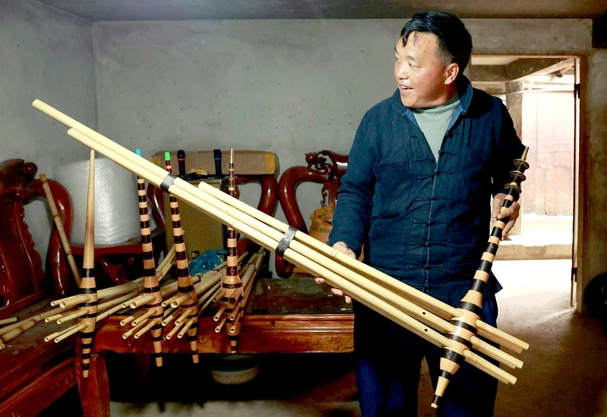 A finished Hmong flute sells for between VND 2 million and VND 3 million. Larger instruments or specially crafted pieces can fetch between VND 5 million and VND 6 million.