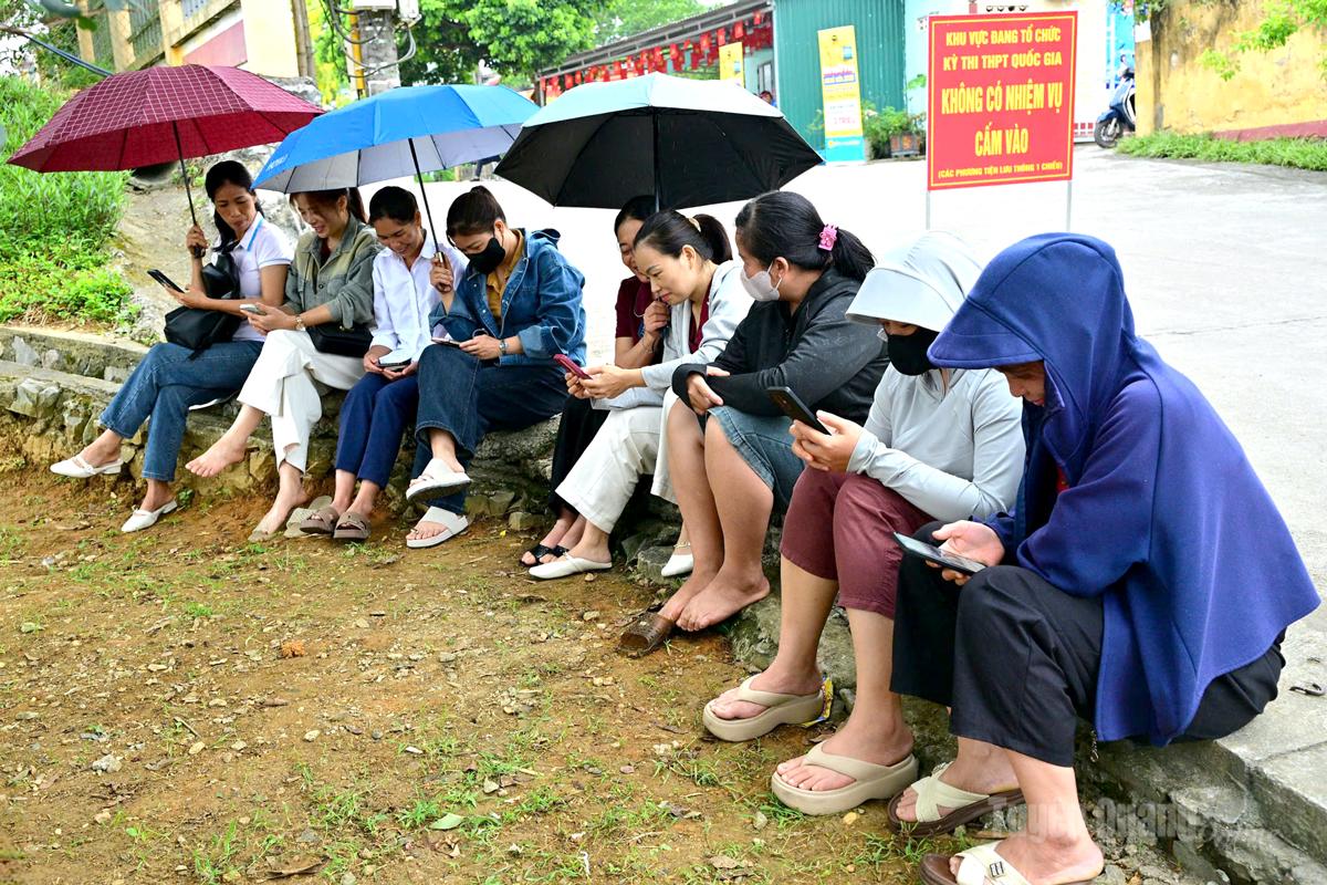 Phụ huynh học sinh chờ các con thi tại điểm thi Trường THPH Chiêm Hóa. Ảnh Quang Hòa
