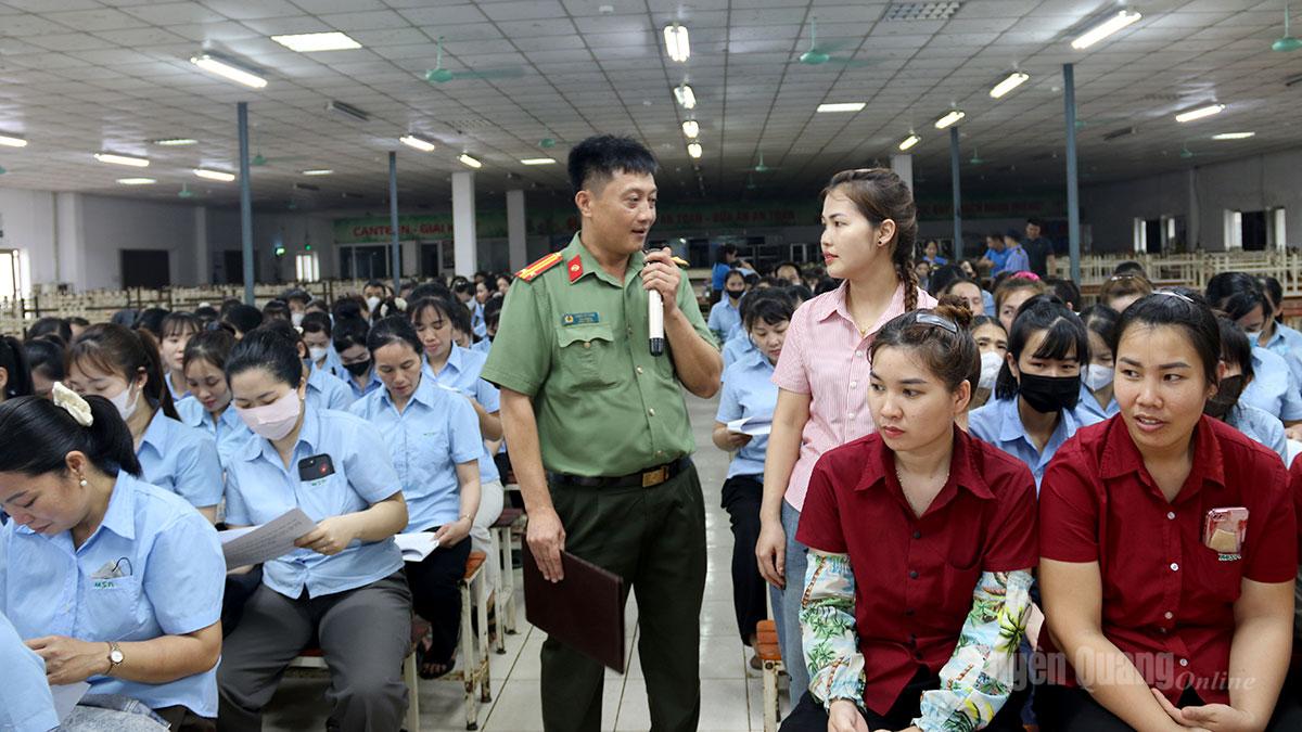 Lực lượng chức năng tuyên truyền pháp luật, đảm bảo an toàn lao động tại Khu công nghiệp Long Bình An, phường Bình Thuận.