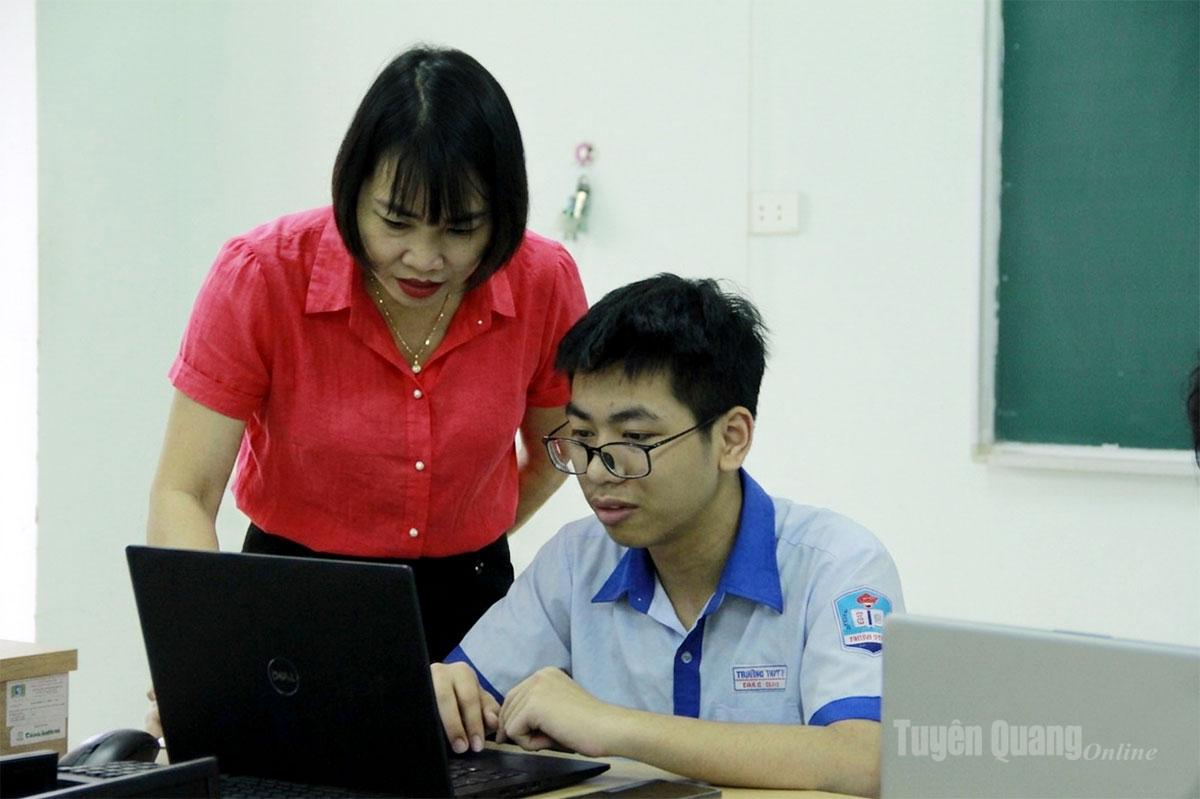  Em Trần Đức Hiếu miệt mài với máy tính, thuật toán và hàng nghìn bài lập trình khó để chạm tới Kỳ thi Olympic Tin học Châu Á - Thái Bình Dương (APIO).