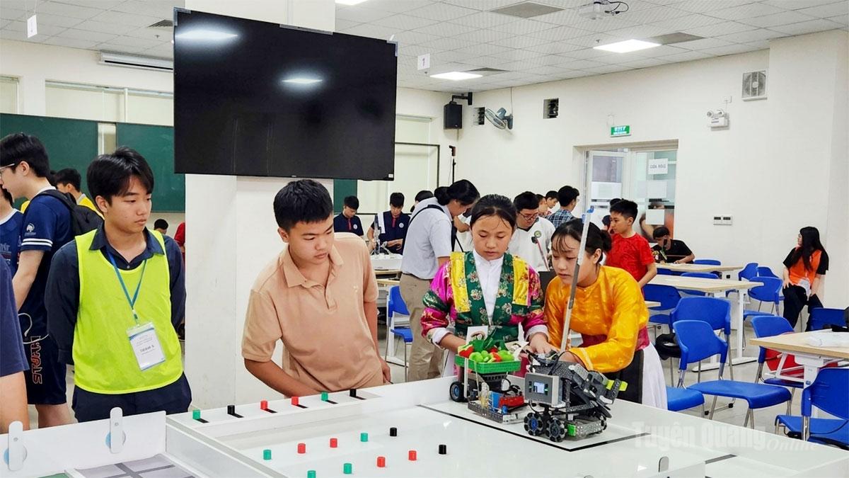 Học sinh Trường PTDTNT THCS và THPT Đồng Văn tự tin thể hiện phần thi tại Cuộc thi Robotics for Good 2026.