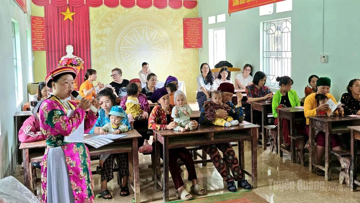 A delegation of experts from Monash University (Australia) discusses, evaluates, and promotes maternal and child healthcare initiatives in ethnic minority communities in Quan Ba Commune.