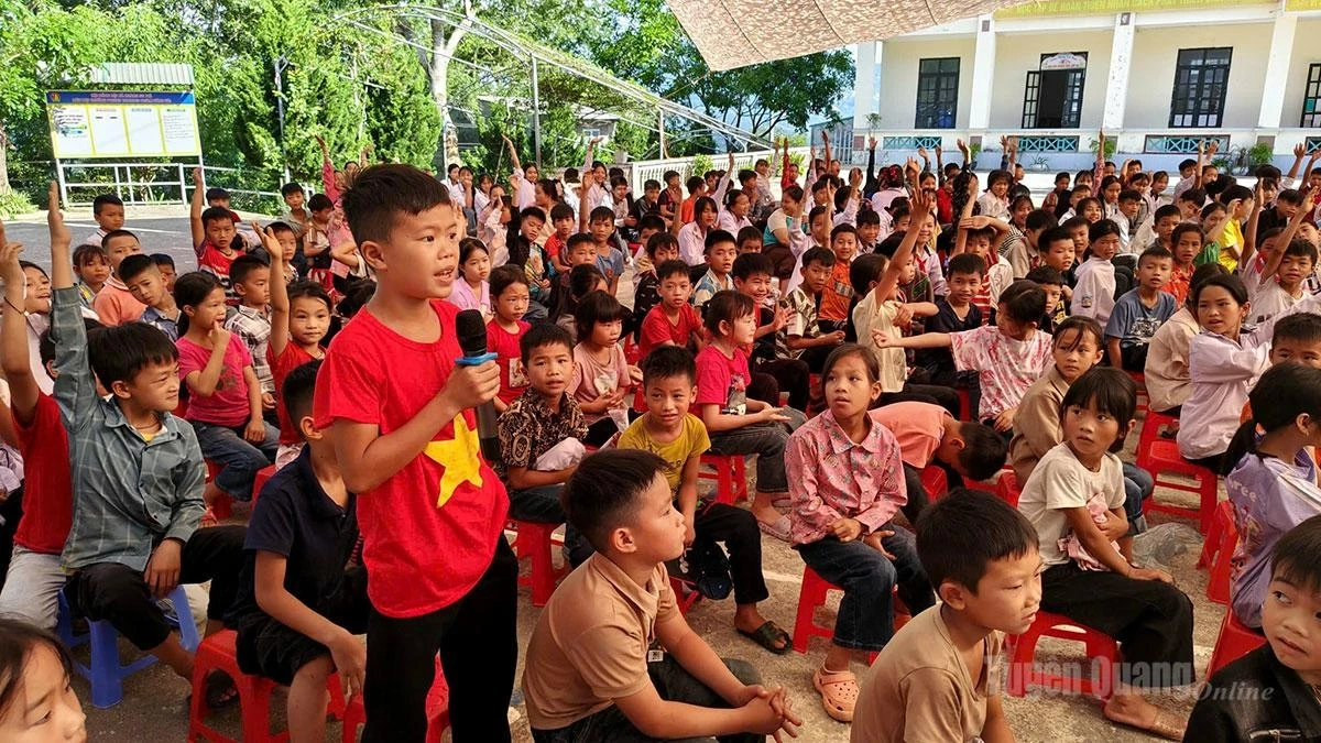 Students of Ngam Dang Vai Primary and Lower Secondary Semi-Boarding School for Ethnic Minorities in Hoang Su Phi Commune discuss skills for preventing human trafficking.