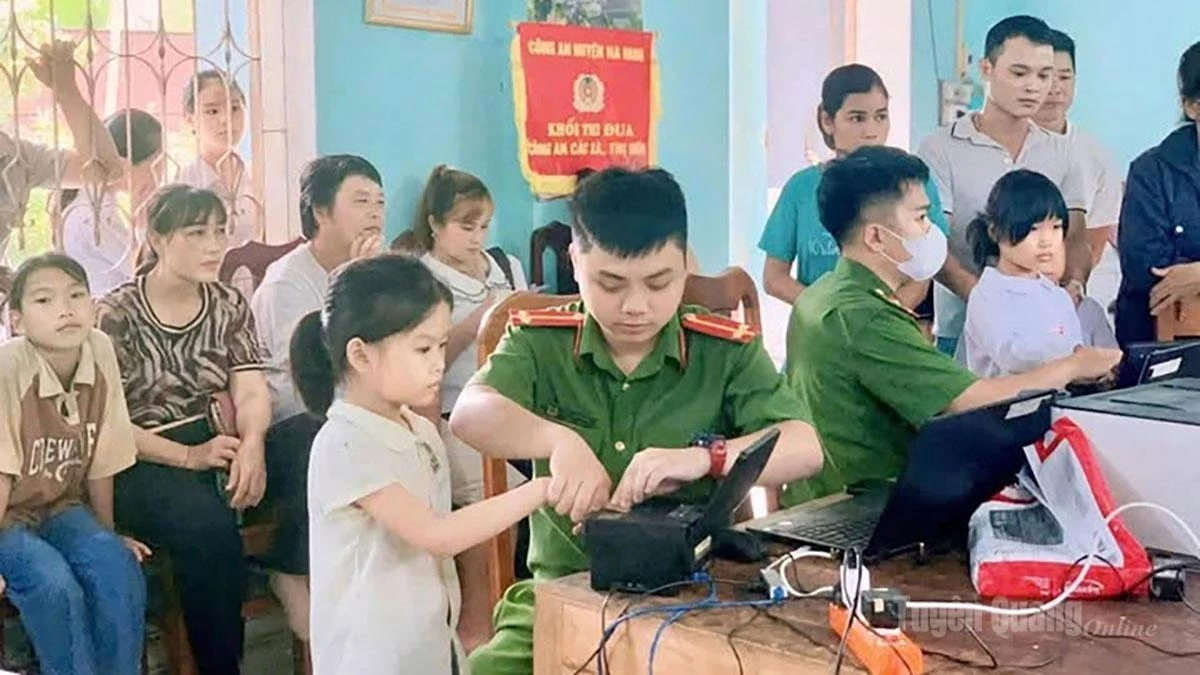 Police officers in Tung Ba Commune issue citizen identification cards and Level-2 electronic identification accounts to support the creation of digital academic records for children aged six and above.