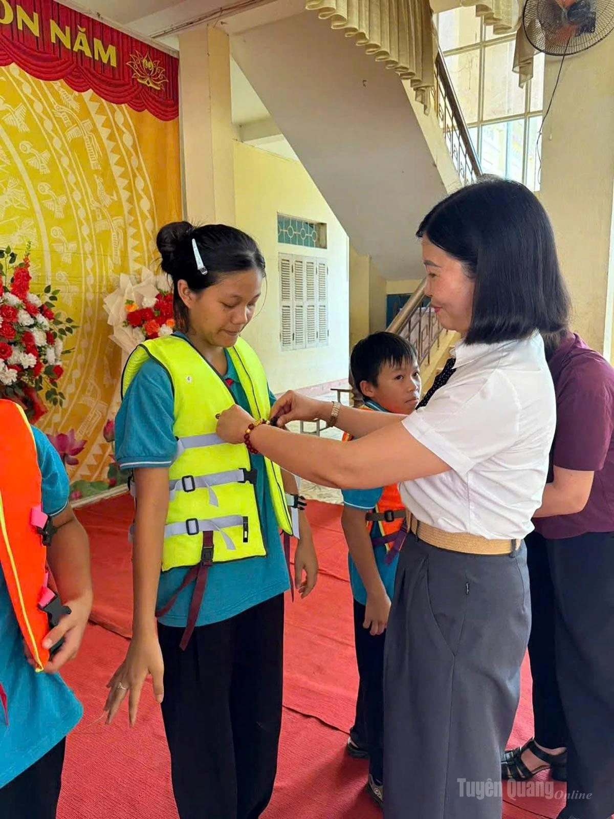 Children are instructed on drowning prevention skills at Chieu Yen Primary and Lower Secondary School in Luc Hanh Commune.