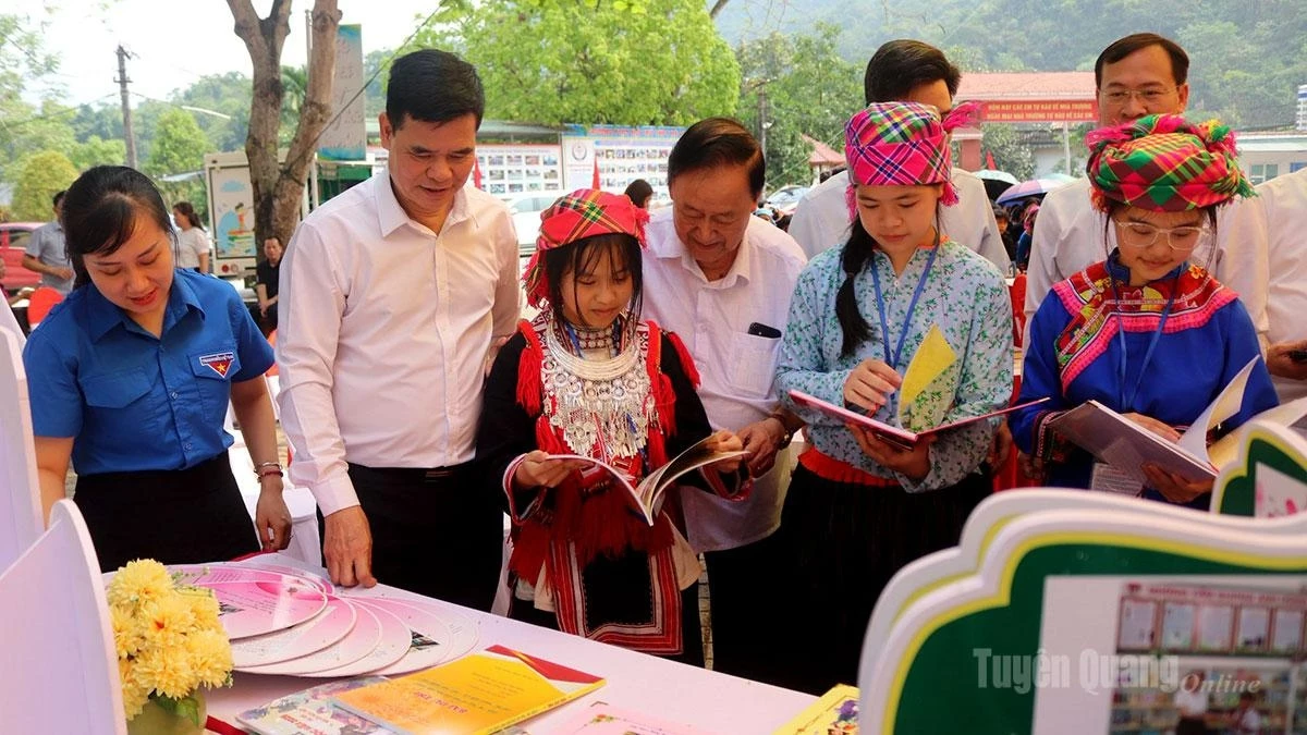 Ha Giang Ethnic Minority Boarding High School in Ha Giang 2 Ward responds to the 5th Vietnam Book and Reading Culture Day 2026.