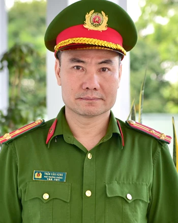 Thượng tá Trần Văn Hùng,
Phó trưởng Phòng Cảnh sát Quản lý hành chính về trật tự xã hội, Công an tỉnh