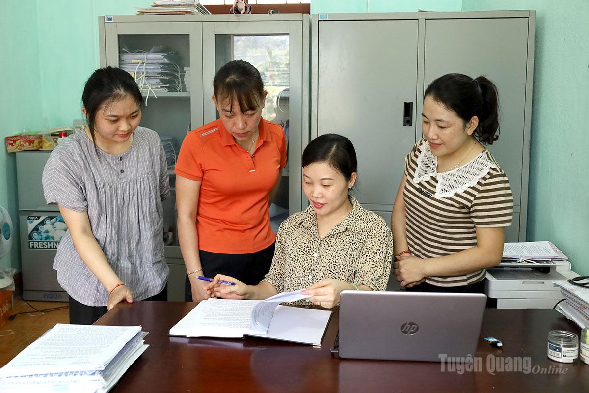  Cán bộ xã Tân Trịnh rà soát, hoàn thiện phương án 
sắp xếp thôn phù hợp với điều kiện thực tế địa phương.