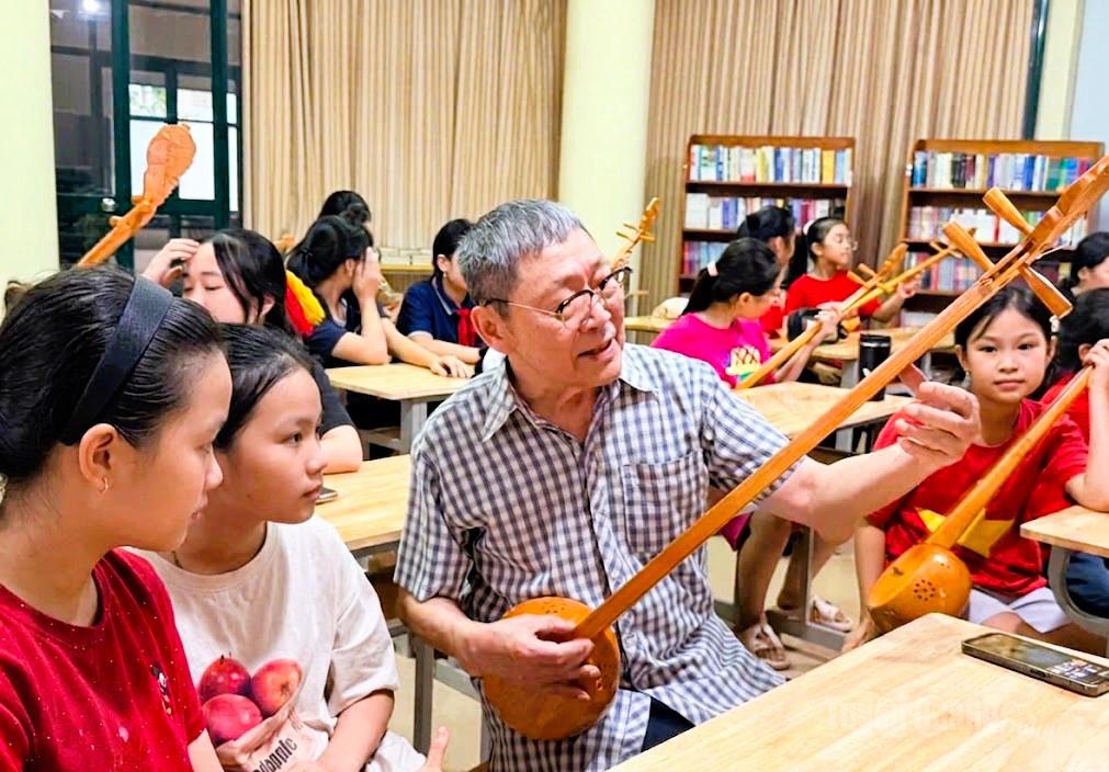 Lớp học hát Then, đàn tính do Nghệ nhân dân gian Thàm Ngọc Kiến, phường Minh Xuân trực tiếp truyền dạy thu hút đông đảo học sinh tham gia.