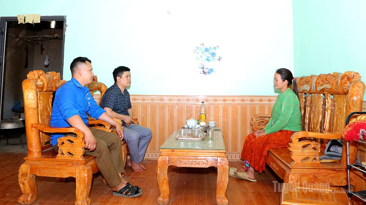 Trưởng thôn Mua Mí Chá vận động nhân dân xóa bỏ hủ tục.