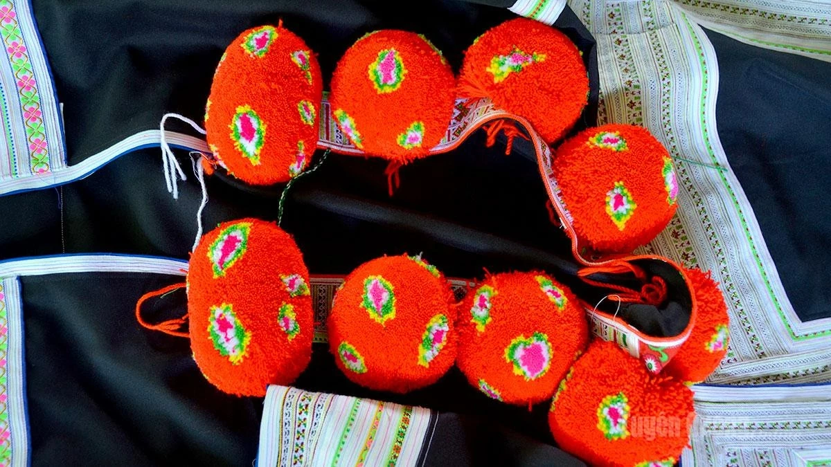 The products mainly feature decorative motifs embroidered on traditional costumes.