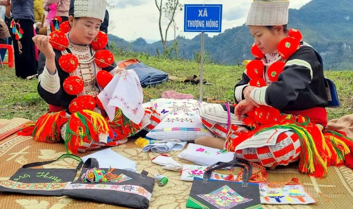 Whenever participating in competitions, Thuong Nong Commune’s embroidery team has consistently achieved top prizes.