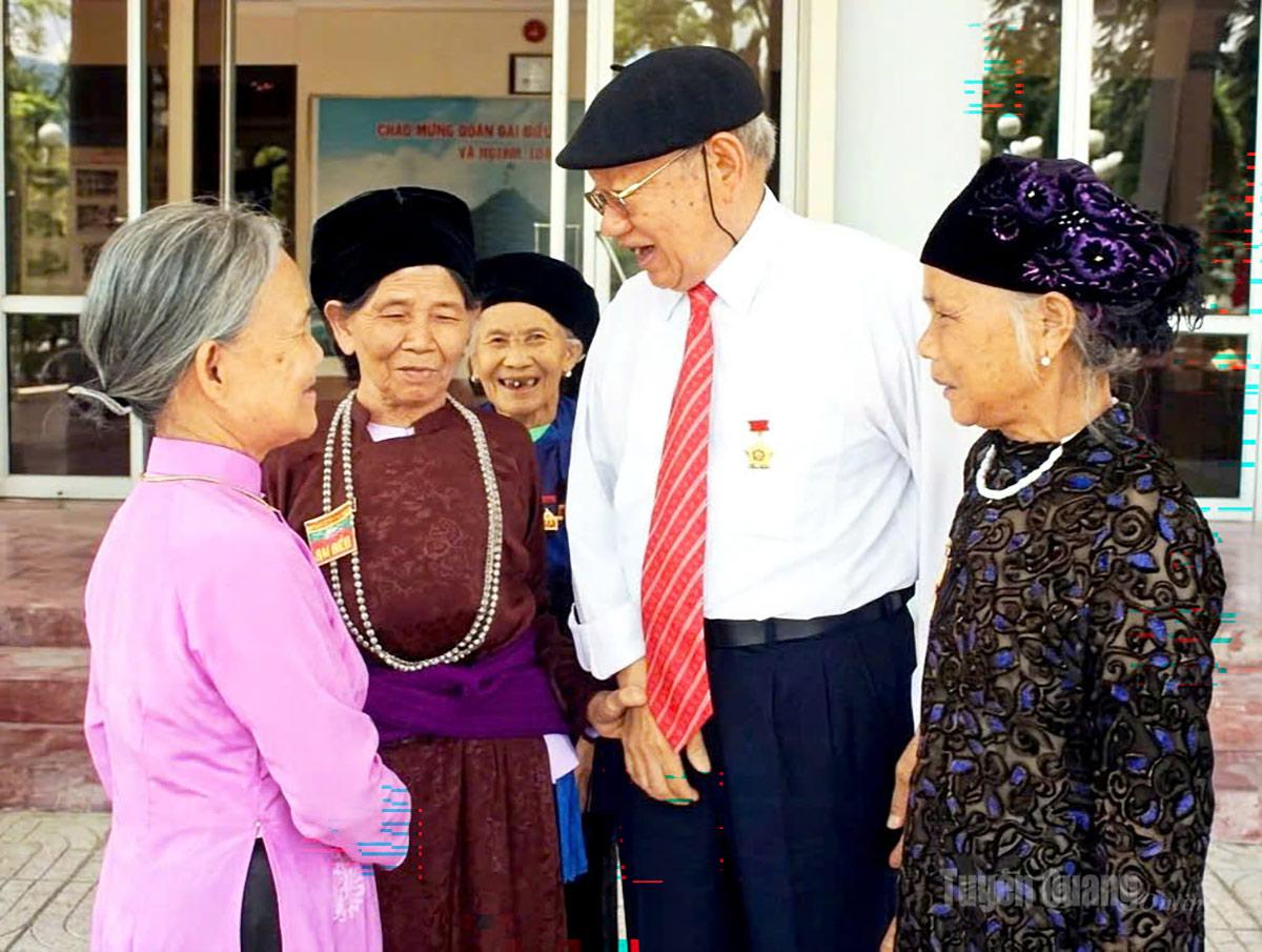 Ông Sùng Đại Dùng với các Cựu thanh niên xung phong mở đường Hạnh Phúc.
 Ảnh: Tư liệu