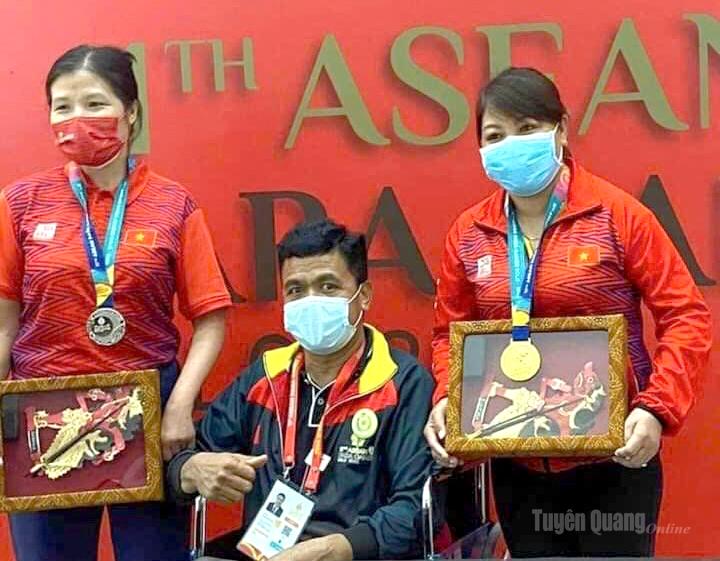 Chị Nguyễn Thị Mai (bên trái ảnh) nhận Huy chương Bạc nội dung ném đĩa tại ASEAN Para Games năm 2022 tổ chức tại Indonesia.