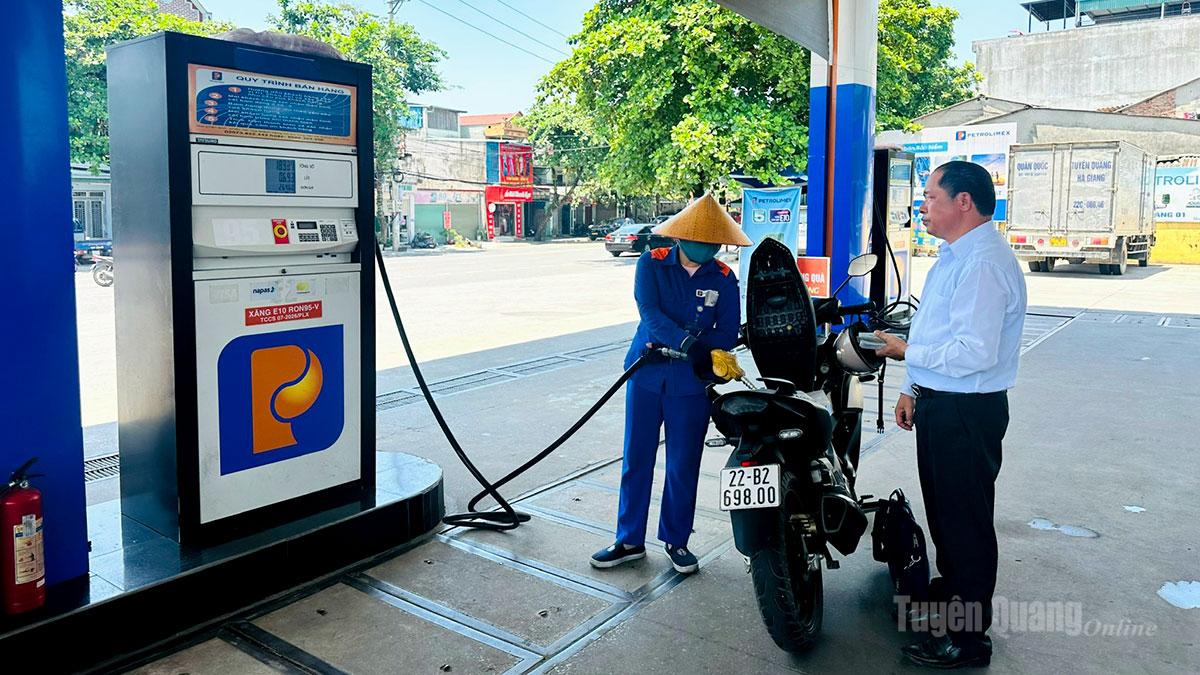 Công ty TNHH MTV Petrolimex Tuyên Quang thực hiện nghiêm ngặt quy trình kiểm soát chất lượng xăng dầu trước khi bán cho người tiêu dùng.