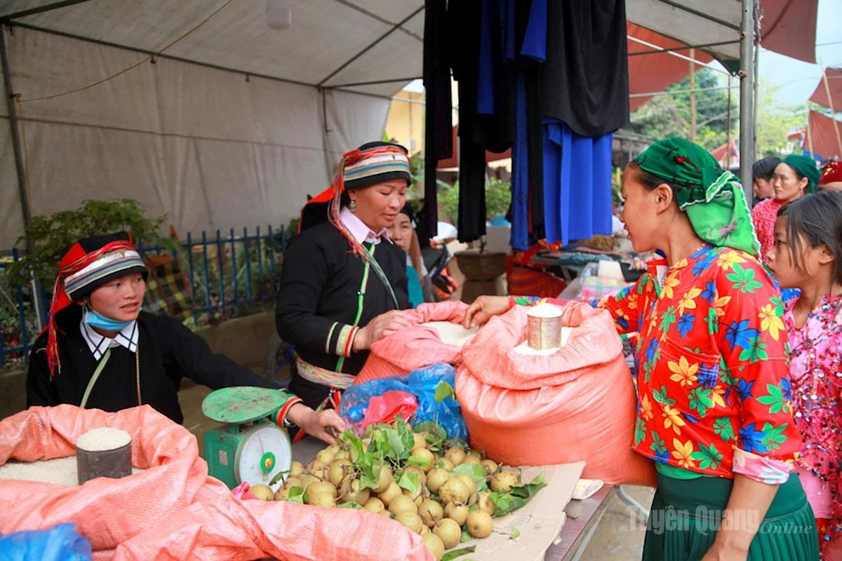 The Du Gia market offers a wide range of local agricultural products and specialties.