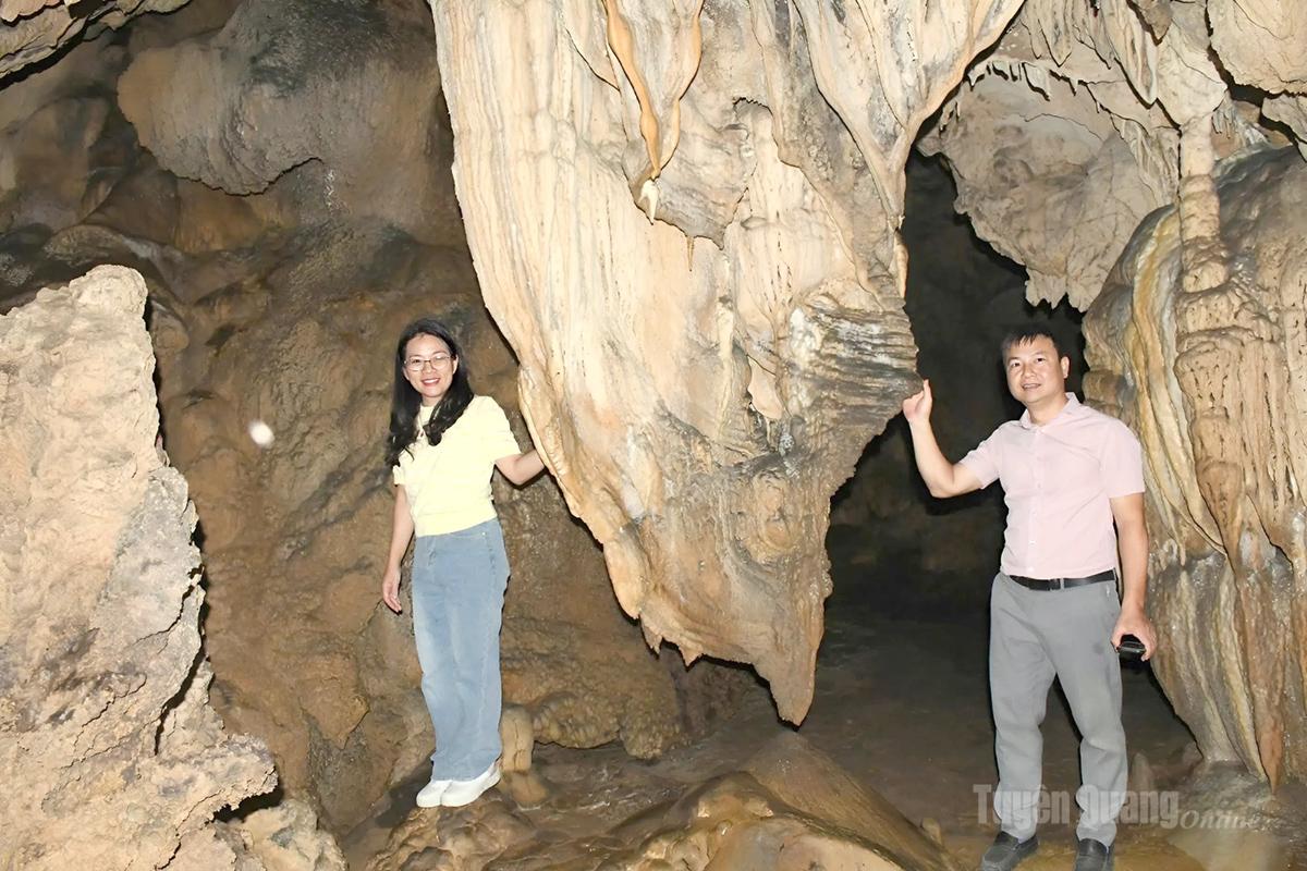 Du khách thích thú khi khám phá hang động ở Cao Đường.
