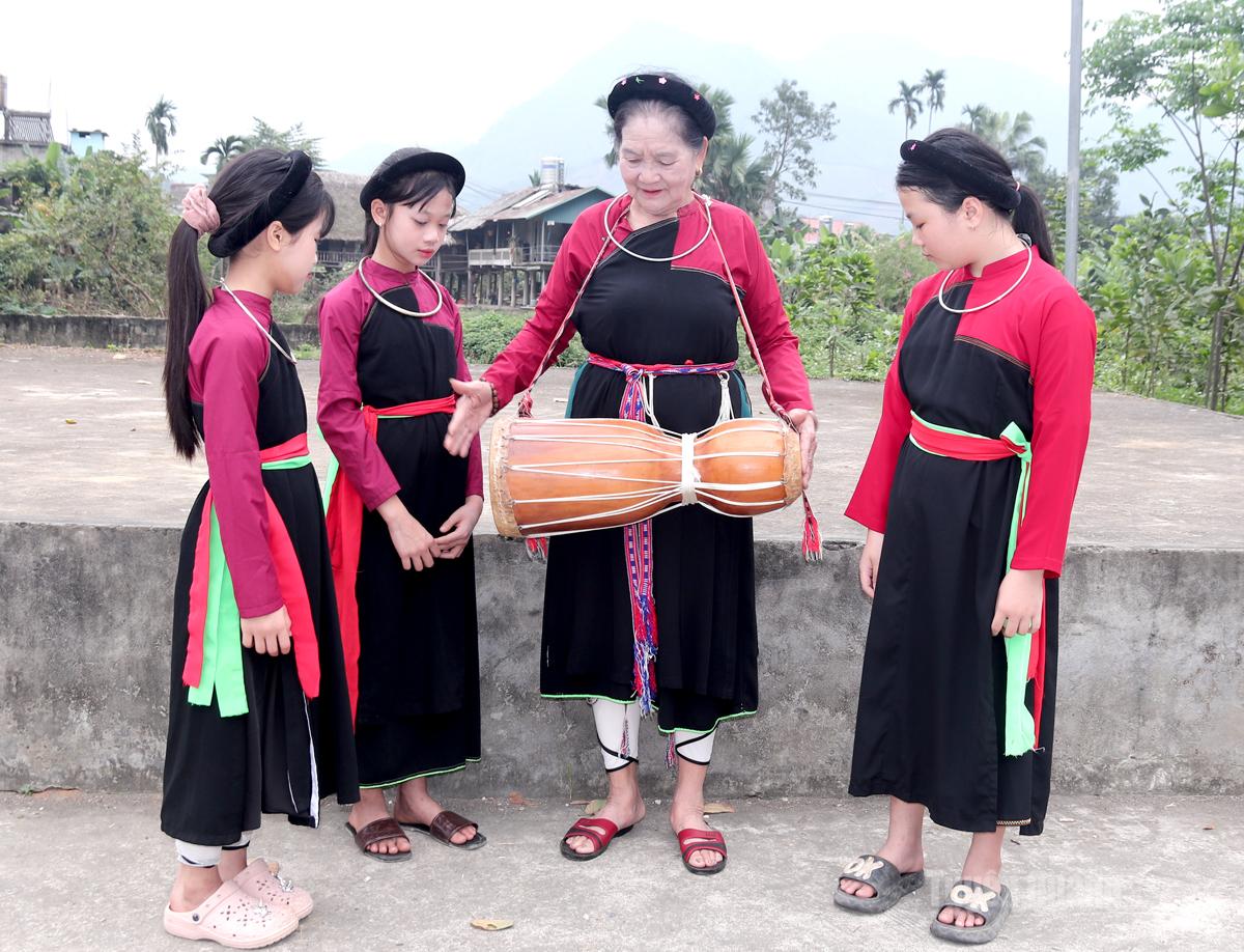 Bà Vi Thị Sửu, phường Mỹ Lâm truyền dạy nghệ thuật diễn tấu trống Sành cho thế hệ trẻ, góp phần gìn giữ và trao truyền di sản văn hóa Cao Lan.