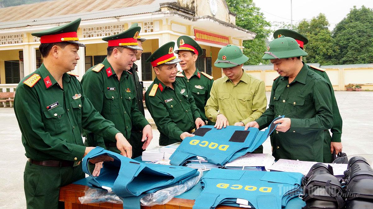 Ban CHQS xã Tân Long tham quan hệ thống mô hình học cụ tại Lễ ra quân huấn luyện 2026.