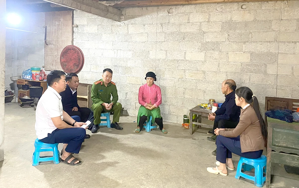 Tổ dân vận thôn Há Chế, xã Sủng Máng phối hợp tuyên truyền về chủ trương sắp xếp thôn.