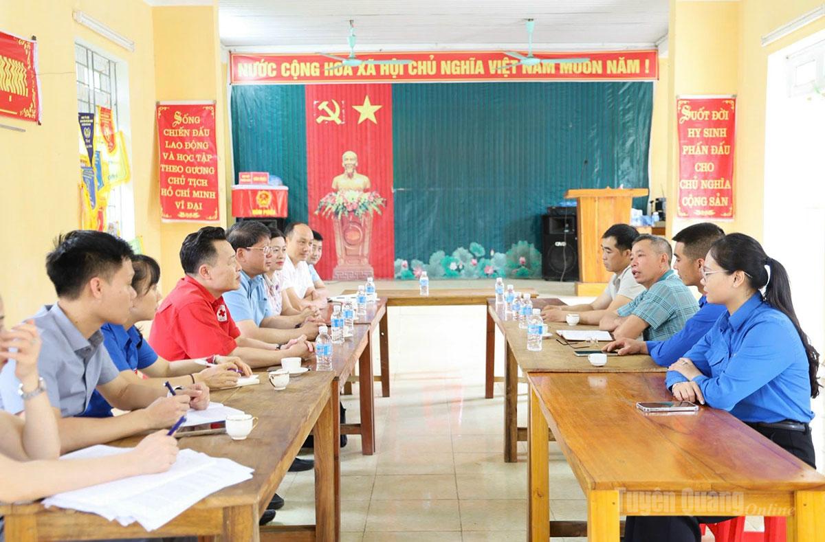 Đoàn công tác của Ủy ban MTTQ tỉnh kiểm tra tình hình thực hiện sáp nhập thôn 
tại xã Kiên Đài.