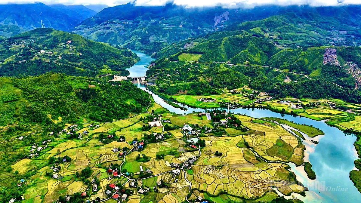 Dòng sông Miện uốn lượn quanh bản làng, sườn núi 
 tạo nên bức tranh thiên nhiên tươi đẹp.