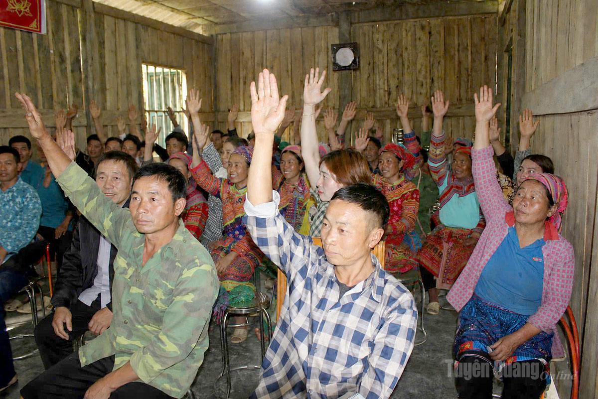 Người dân thôn Chúng Phùng, xã Tân Tiến biểu quyết đồng thuận với chủ trương 
sáp nhập thôn, tổ dân phố.