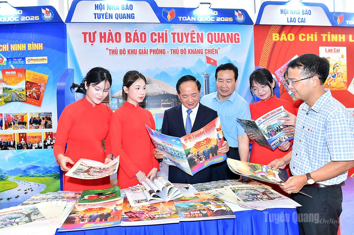 Đồng chí Trịnh Văn Quyết, Trưởng Ban Tuyên giáo và Dân vận Trung ương thăm gian trưng bày Hội Nhà báo tỉnh Tuyên Quang.