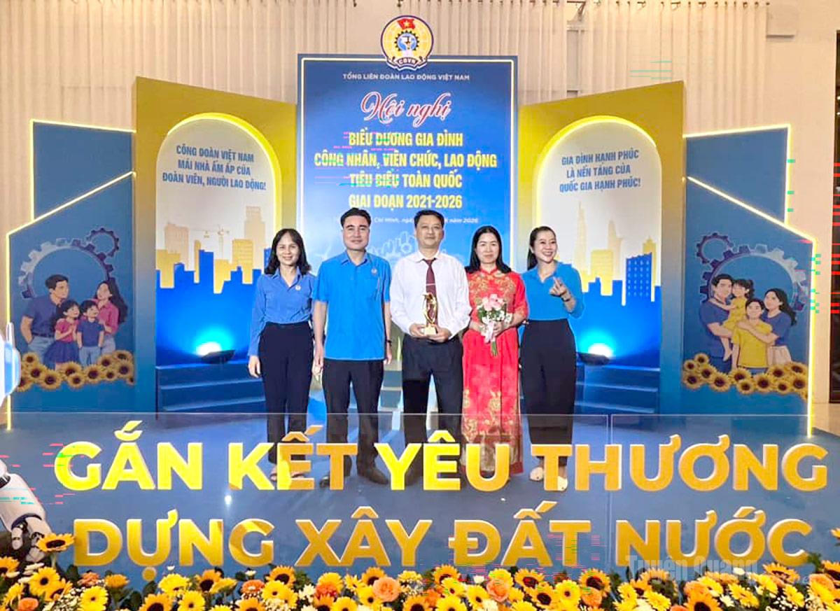  Gia đình anh Phạm Chí Cường, Phó Giám đốc, Chủ tịch Công đoàn cơ sở
Trung tâm Y tế khu vực Chiêm Hóa (người đứng giữa) đã vinh dự được biểu dương
Gia đình Viên chức tiêu biểu do Tổng Liên đoàn Lao động Việt Nam bầu chọn.
